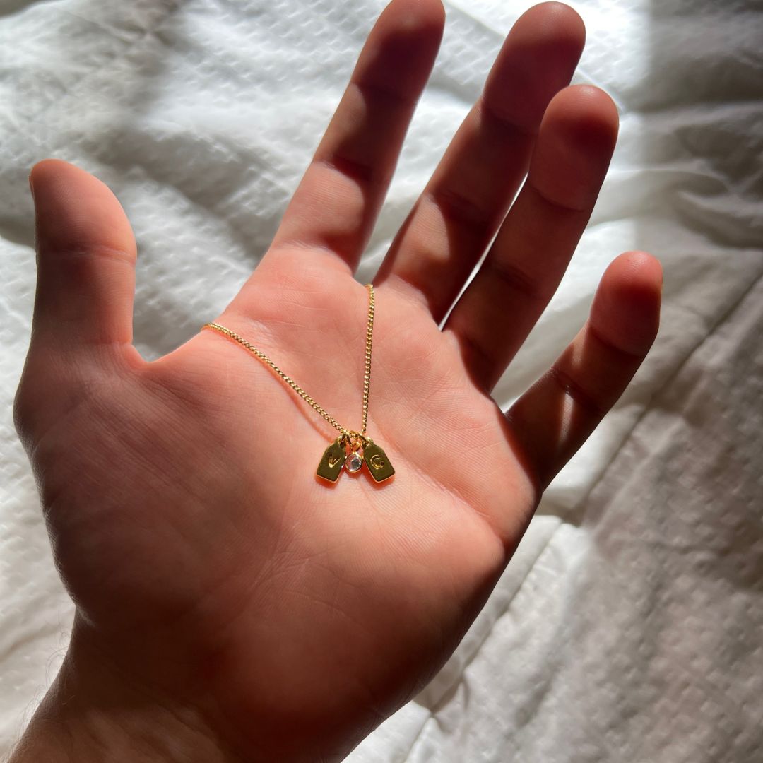 Collier à initiales + pierre d’anniversaire