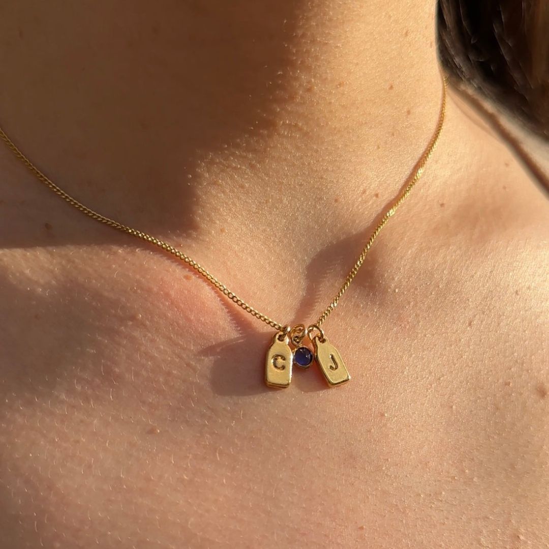 Collier à initiales + pierre d’anniversaire